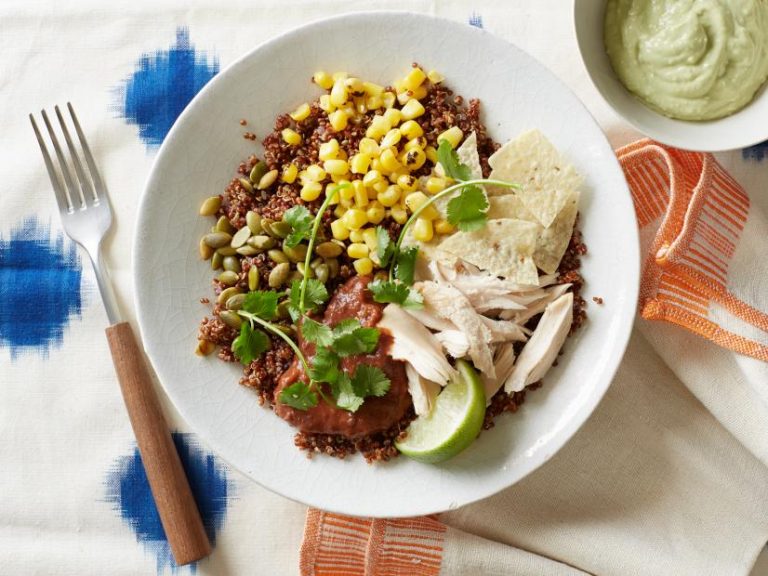 Read more about the article Quinoa Bowl with Chicken and Avocado Cream