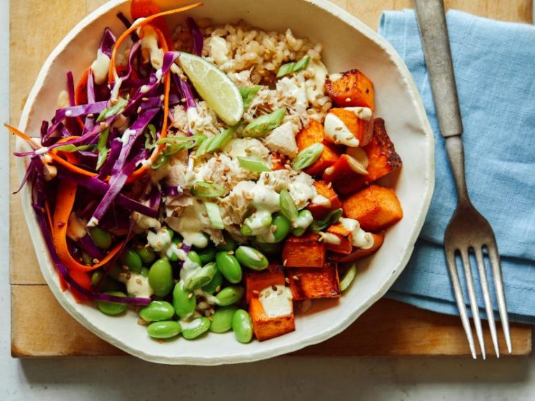 Read more about the article Bowl of fresh tuna with turmeric, sweet potatoes and spicy yogurt dressing